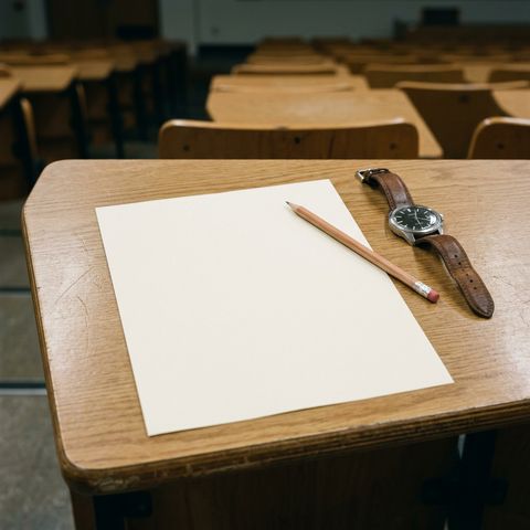 Une table d’examen avec un crayon et une montre