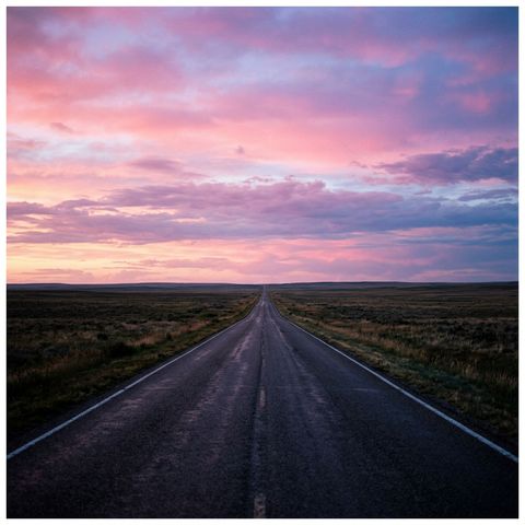 Une route déserte sous un ciel de crépuscule